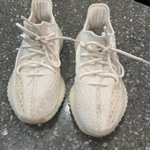 Yeezy Size 7 men’s (women’s 8) good condition!! Worn several times!